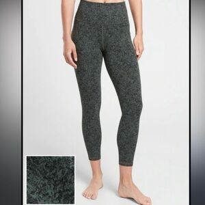 Athleta Size M Salutation Stash Pocket 7/8 tight